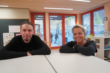 News 11.12.25 - Links Lehrperson Natan Grosz, rechts Lehrperson Natalie Flisch